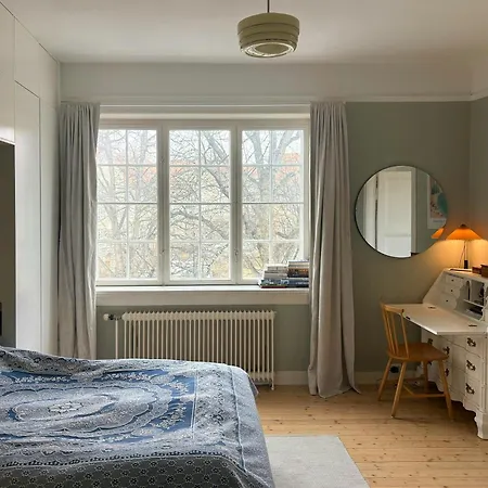 Corner Flat In A Historic 1920s Building Lägenhet *